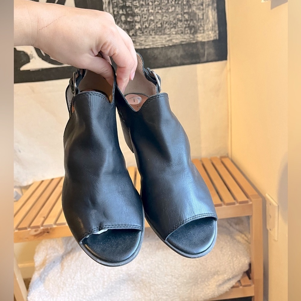 Lucky Brand cut out leather sandals